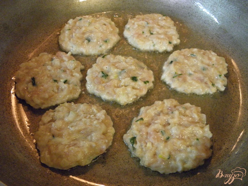Нежные котлетки из курицы и овсяных хлопьев с молоком Нежные котлетки из курицы и овсяных хлопьев с молоком