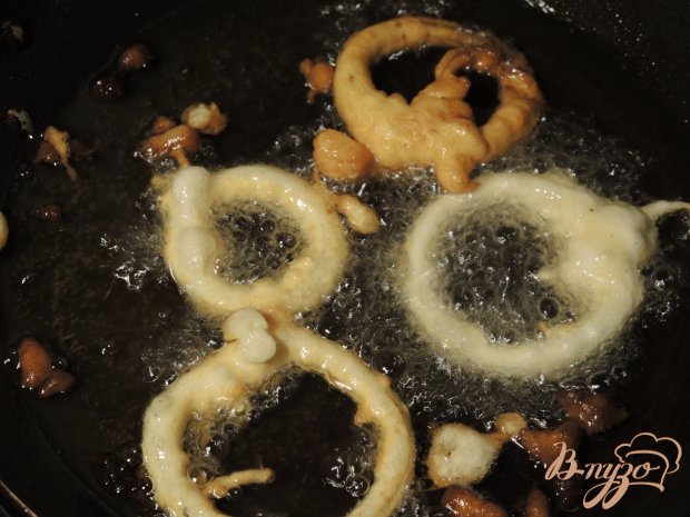 Луковые кольца в кляре с соусом Луковые кольца в кляре с соусом