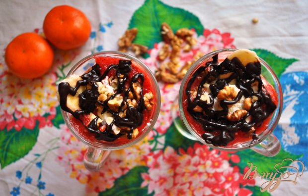 Творожный десерт с фруктами, шоколадом и орехами