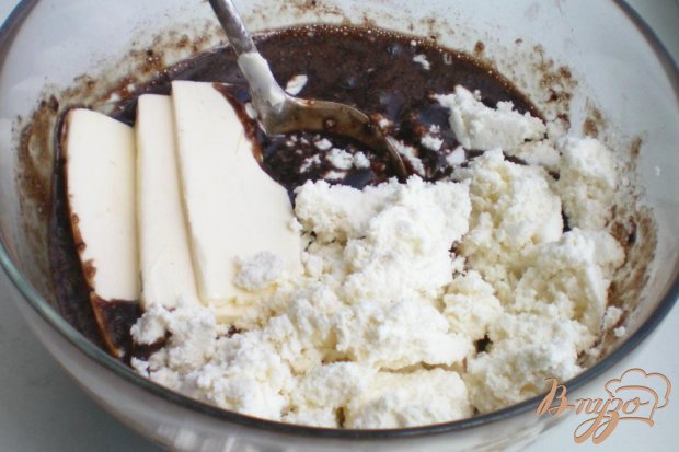 Творожное пирожное с кэробом и клубникой Творожное пирожное с кэробом и клубникой