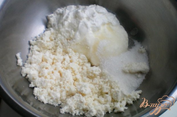 Творожное пирожное с кэробом и клубникой Творожное пирожное с кэробом и клубникой