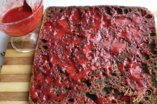 Творожное пирожное с кэробом и клубникой Творожное пирожное с кэробом и клубникой