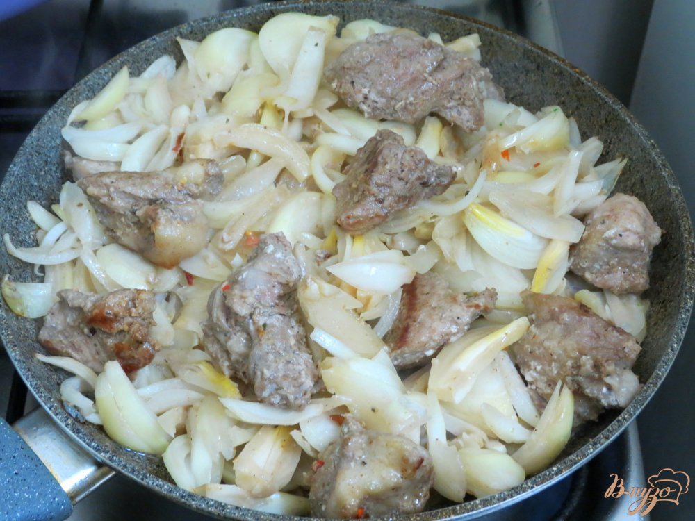 Свинина тушёная с луком Свинина тушёная с луком