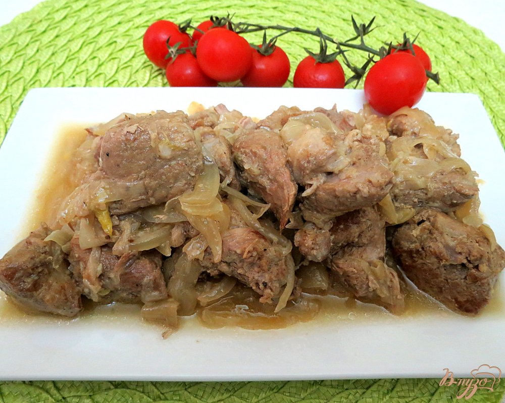 Свинина тушёная с луком Свинина тушёная с луком