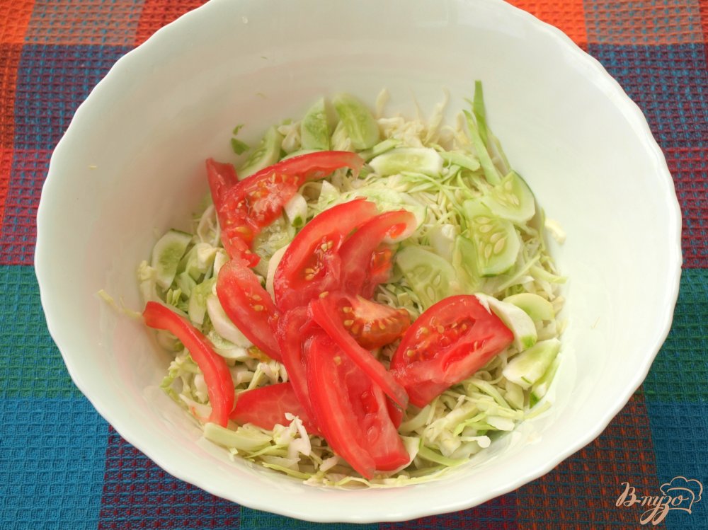 Салат с капустой, морковью, огурцом и помидорами Салат с капустой, морковью, огурцом и помидорами