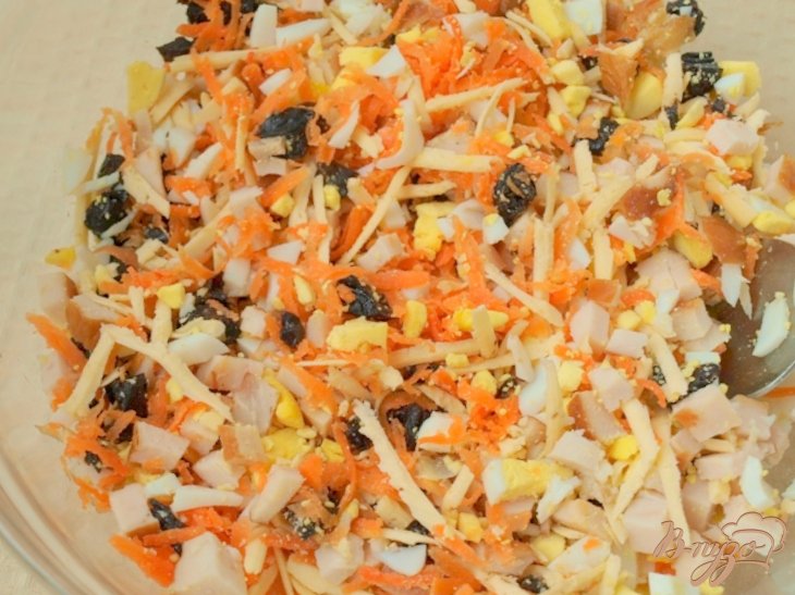 Салат с курицей, морковью и черносливом Салат с курицей, морковью и черносливом