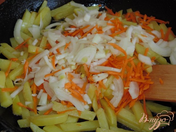 Картофель жареный с овощами, яйцом и зеленым горошком Картофель жареный с овощами, яйцом и зеленым горошком