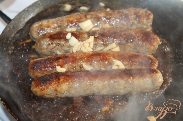 Колбаски домашние с фарша ассорти с чесноком, соевым соусом и гренками Колбаски домашние с фарша ассорти с чесноком, соевым соусом и гренками