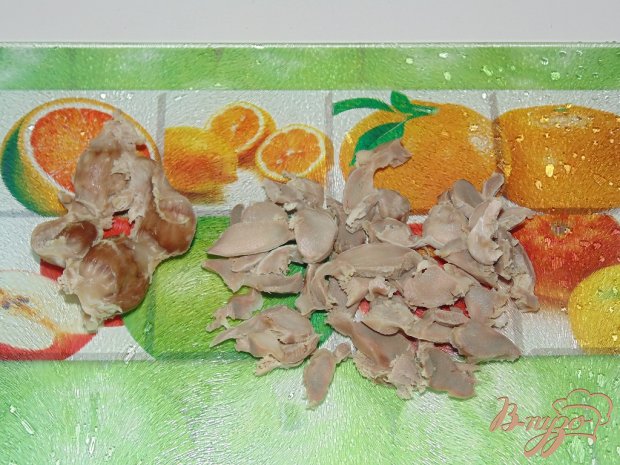 Салат с куриными желудками и редисом Салат с куриными желудками и редисом