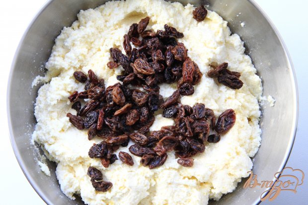 Творожная запеканка с манкой и изюмом в мультиварке Творожная запеканка с манкой и изюмом в мультиварке
