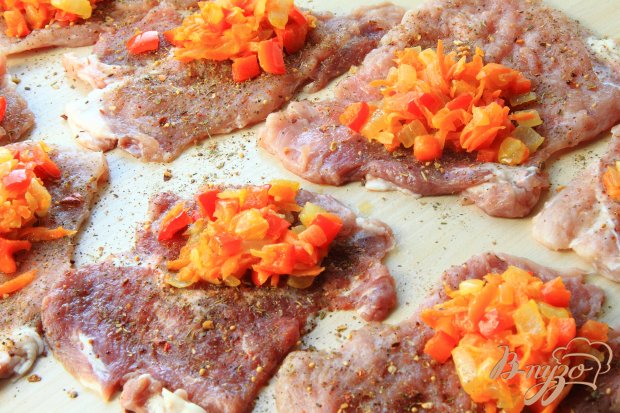 Мясные рулетики из свинины с начинкой из овощей Мясные рулетики из свинины с начинкой из овощей