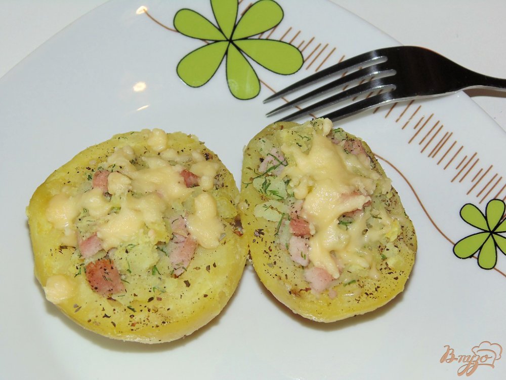 Картофель фаршированный ветчиной с сыром и зеленью Картофель фаршированный ветчиной с сыром и зеленью