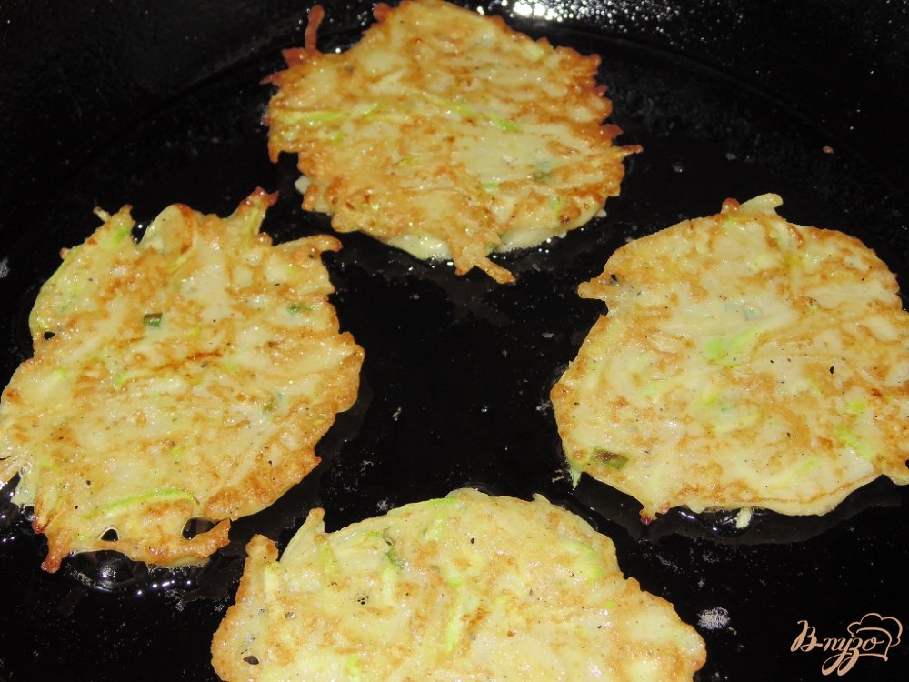 Картофельные драники с кабачком и зеленым луком Картофельные драники с кабачком и зеленым луком