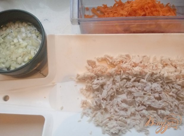 Салат "Оригинальный" с курицей, морковью, изюмом и орехами Салат "Оригинальный" с курицей, морковью, изюмом и орехами