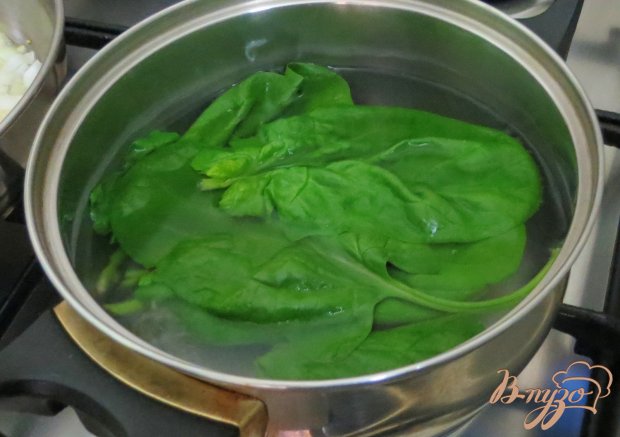 Тёплый салат из шпината, с грибами и яйцом пашот. Тёплый салат из шпината, с грибами и яйцом пашот.