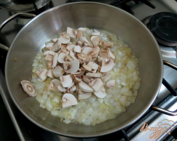 Тёплый салат из шпината, с грибами и яйцом пашот. Тёплый салат из шпината, с грибами и яйцом пашот.