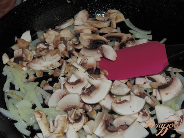 Пицца с копченой колбасой и шампиньонами Пицца с копченой колбасой и шампиньонами