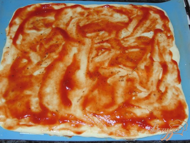 Пицца с копченой колбасой и шампиньонами Пицца с копченой колбасой и шампиньонами