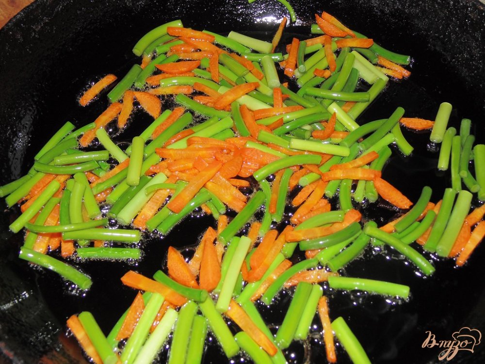 Макароны со стрелками чеснока и морковью Макароны со стрелками чеснока и морковью
