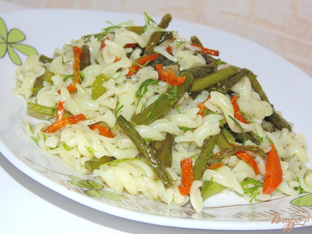 Макароны со стрелками чеснока и морковью Макароны со стрелками чеснока и морковью
