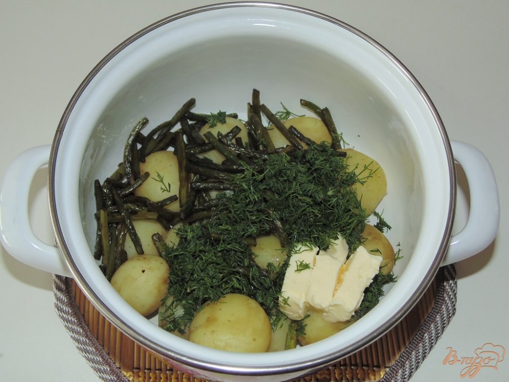 Молодой картофель с укропом и чесночными стрелками Молодой картофель с укропом и чесночными стрелками