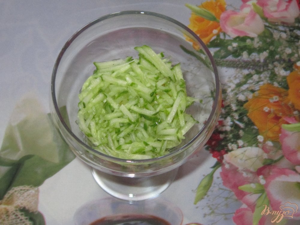 Фото приготовление рецепта: Слоеный салат с ветчиной огурцом и кукурузой шаг №5