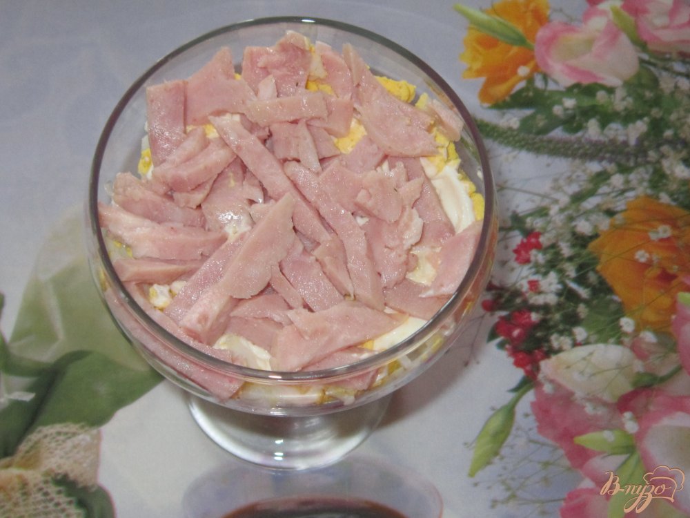 Фото приготовление рецепта: Слоеный салат с ветчиной огурцом и кукурузой шаг №7