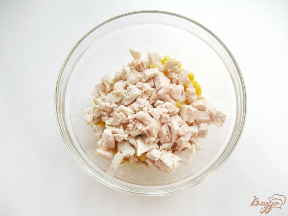 Салат с куриной грудкой и кукурузой Салат с куриной грудкой и кукурузой