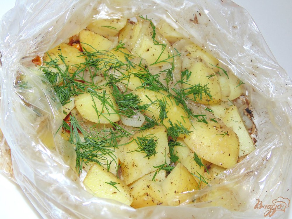 Молодой картофель с луком и греческими травами в рукаве Молодой картофель с луком и греческими травами в рукаве