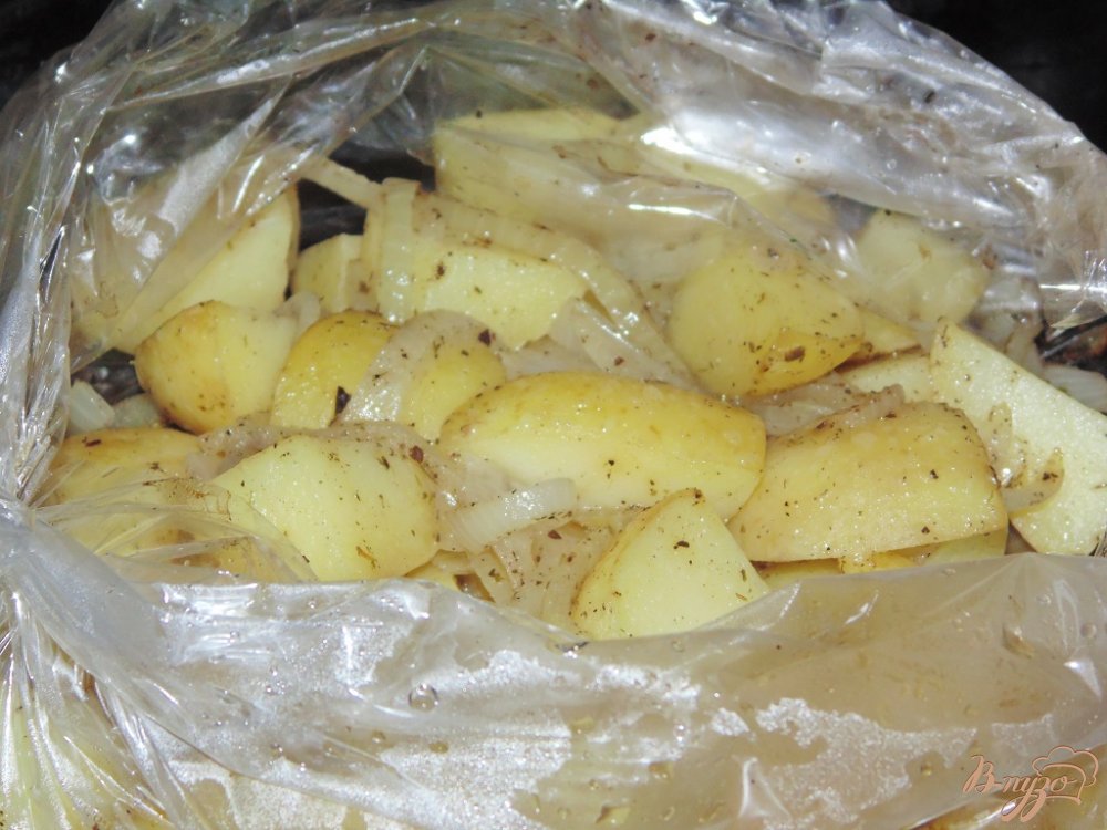 Молодой картофель с луком и греческими травами в рукаве Молодой картофель с луком и греческими травами в рукаве