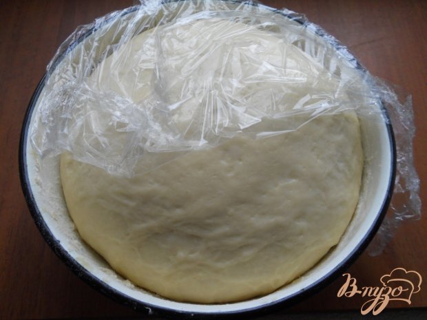 Дрожжевые булочки с маком и курагой в сметанной заливке Дрожжевые булочки с маком и курагой в сметанной заливке
