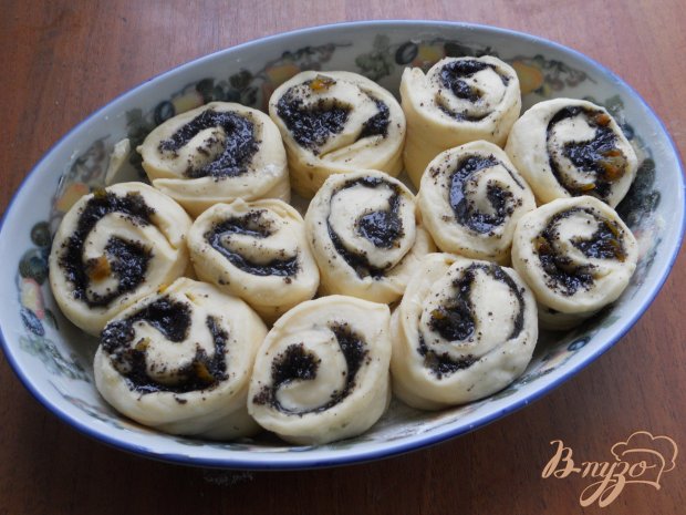 Дрожжевые булочки с маком и курагой в сметанной заливке Дрожжевые булочки с маком и курагой в сметанной заливке