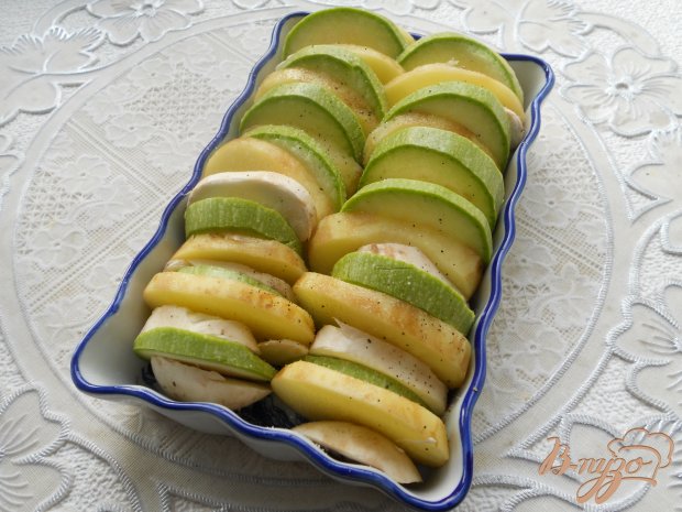 Молодой картофель запеченный с кабачками и шампиньонами Молодой картофель запеченный с кабачками и шампиньонами