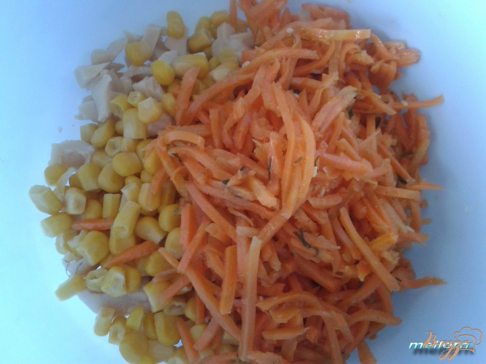 Салат с кальмарами, морковью по-корейски и сыром Салат с кальмарами, морковью по-корейски и сыром