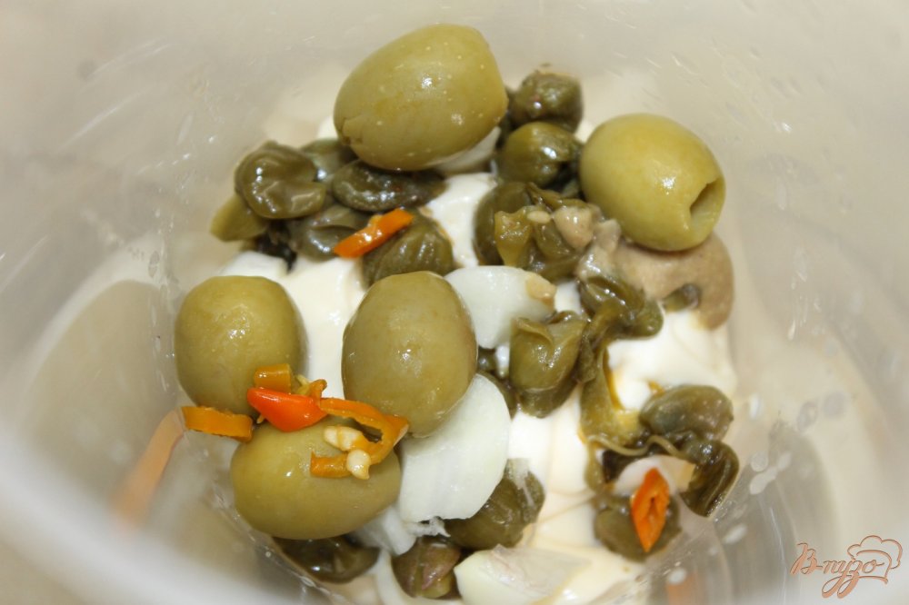 Белый соус с каперсами, оливками и чили Белый соус с каперсами, оливками и чили