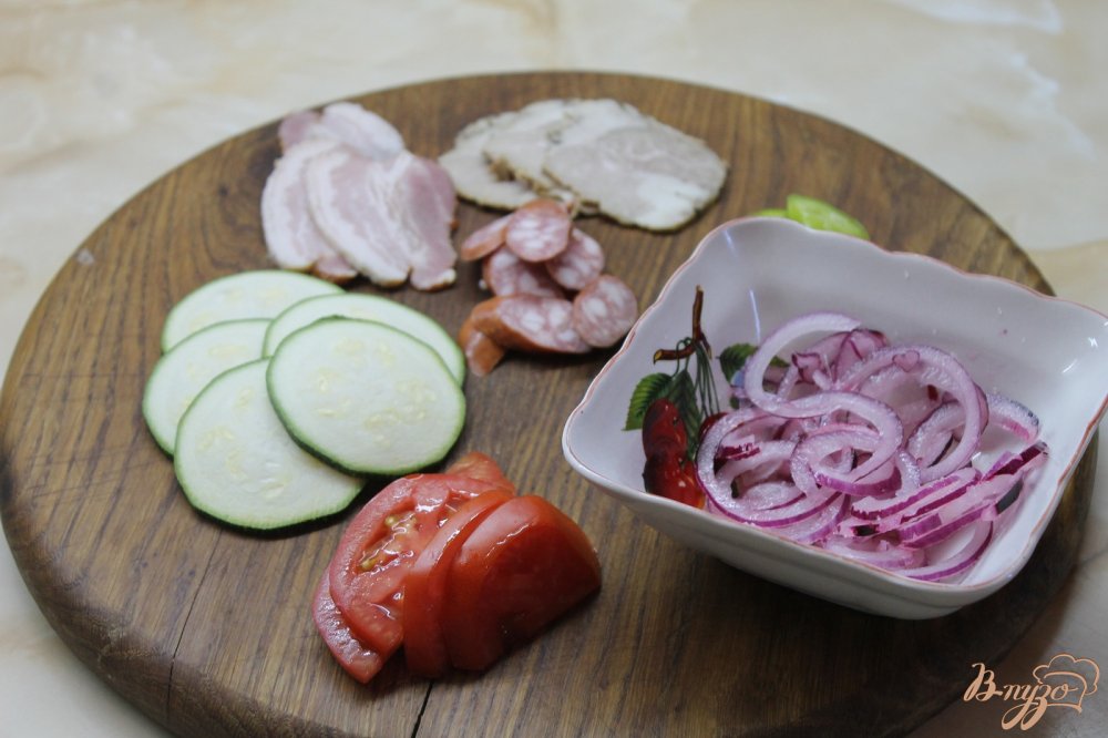 Пицца стромболи с мясом и овощами Пицца стромболи с мясом и овощами