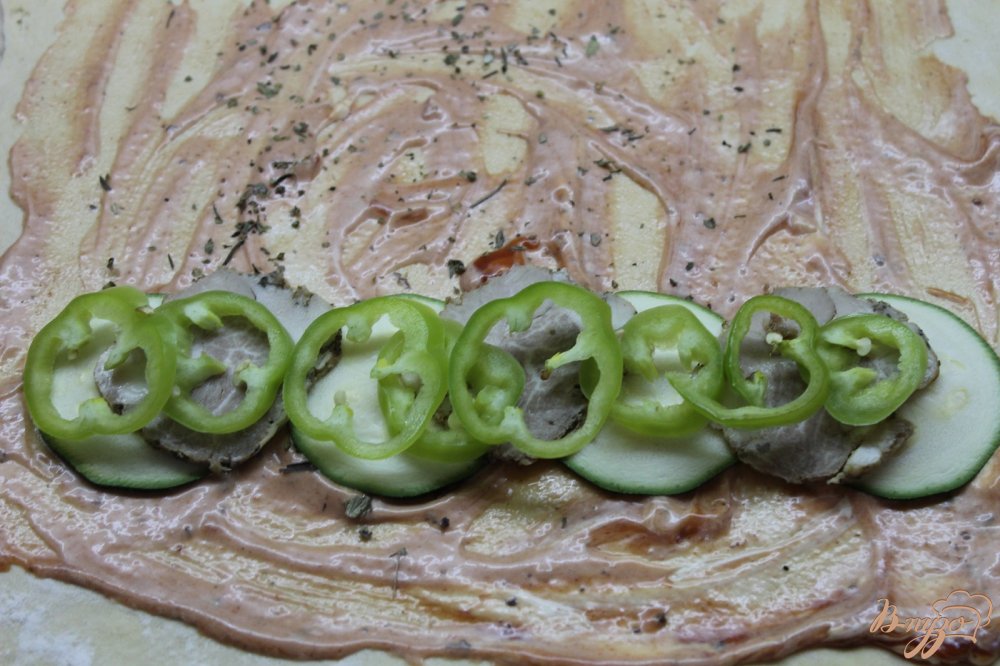 Пицца стромболи с мясом и овощами Пицца стромболи с мясом и овощами