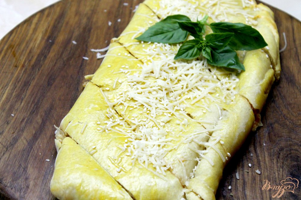 Пицца стромболи с мясом и овощами Пицца стромболи с мясом и овощами