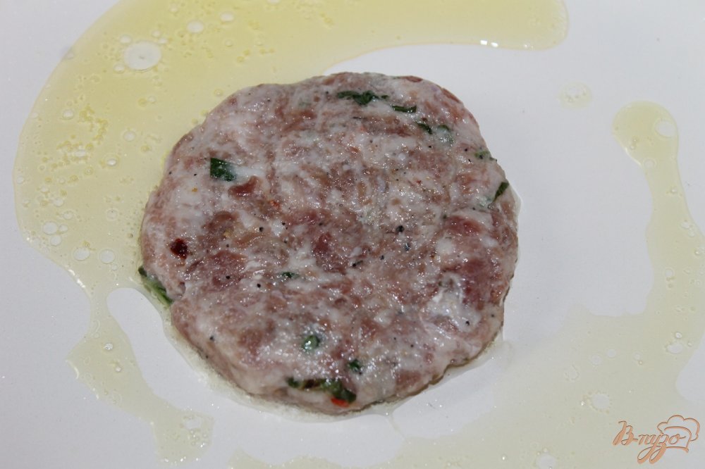 Бургер из свиной котлетой с базиликом, овощами и сыром Бургер из свиной котлетой с базиликом, овощами и сыром