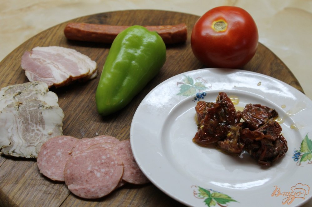 Мясная пицца на основе острого соуса с вялеными томатами и моцареллой Мясная пицца на основе острого соуса с вялеными томатами и моцареллой