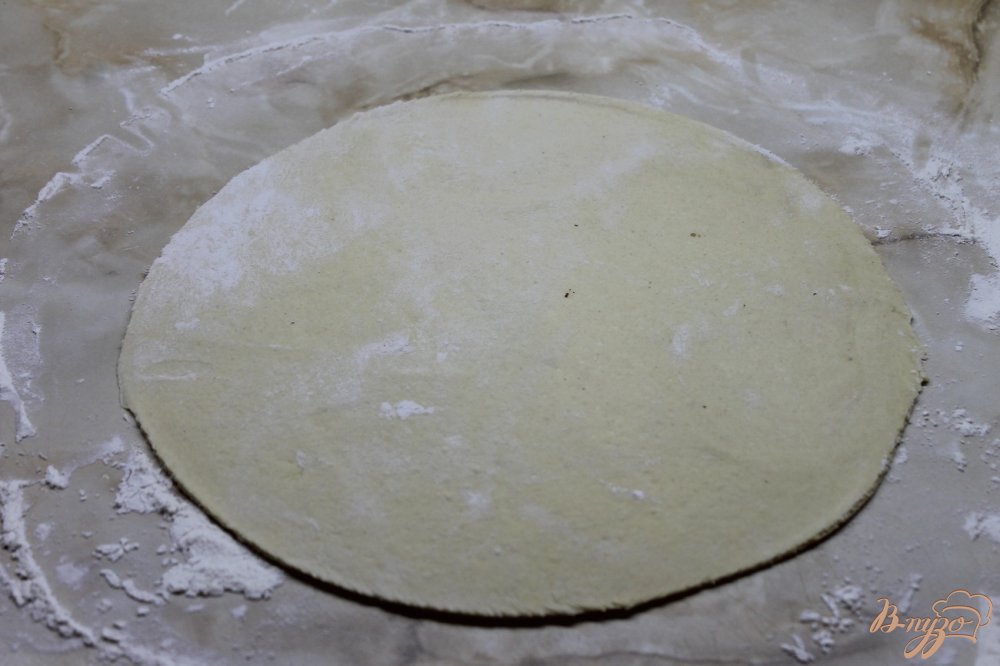 Мясная пицца на основе острого соуса с вялеными томатами и моцареллой Мясная пицца на основе острого соуса с вялеными томатами и моцареллой