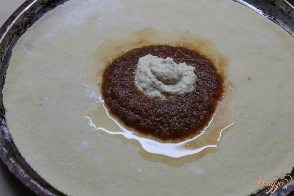 Мясная пицца на основе острого соуса с вялеными томатами и моцареллой Мясная пицца на основе острого соуса с вялеными томатами и моцареллой