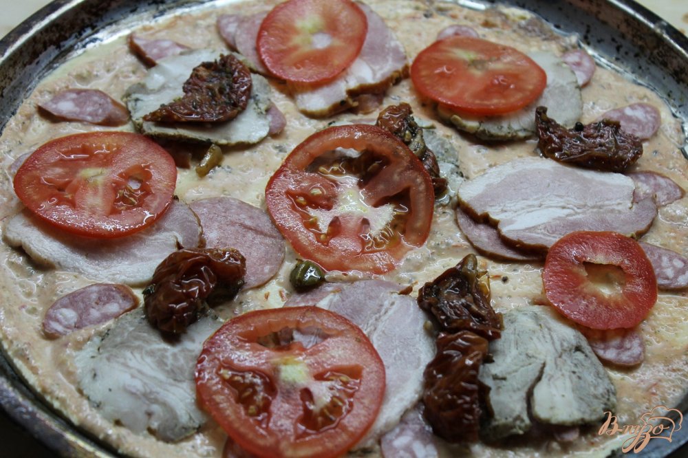 Мясная пицца на основе острого соуса с вялеными томатами и моцареллой Мясная пицца на основе острого соуса с вялеными томатами и моцареллой