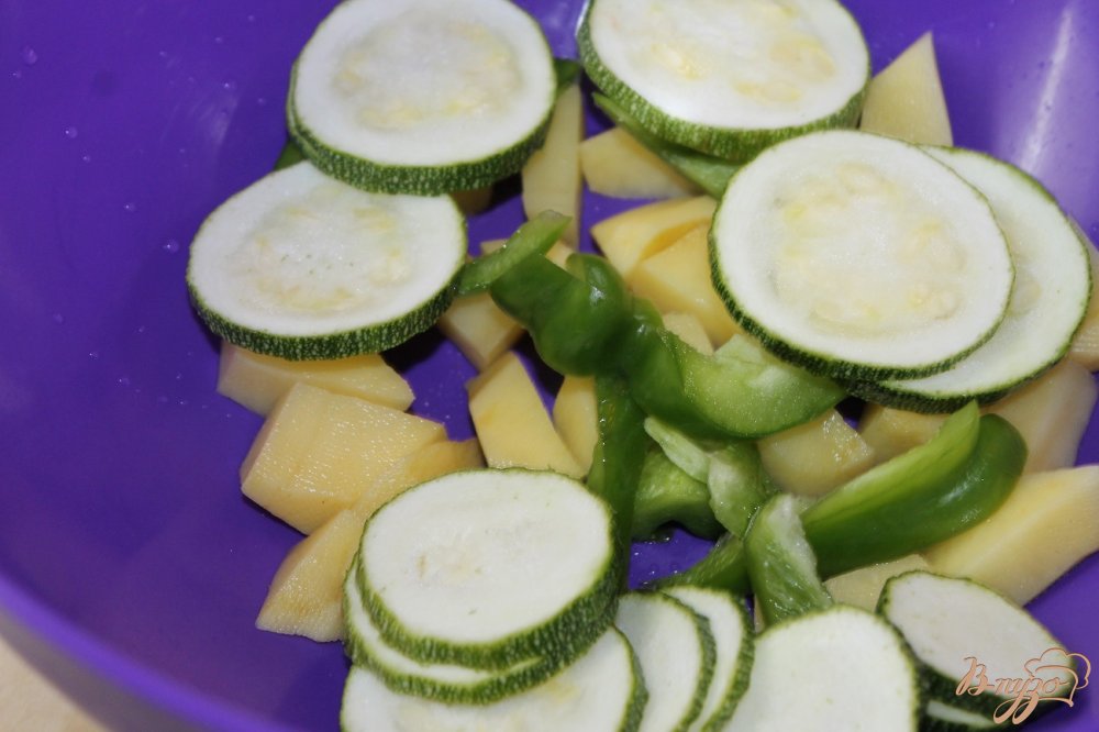Запеченный картофель в горшочке из кабачком и фрикадельками Запеченный картофель в горшочке из кабачком и фрикадельками