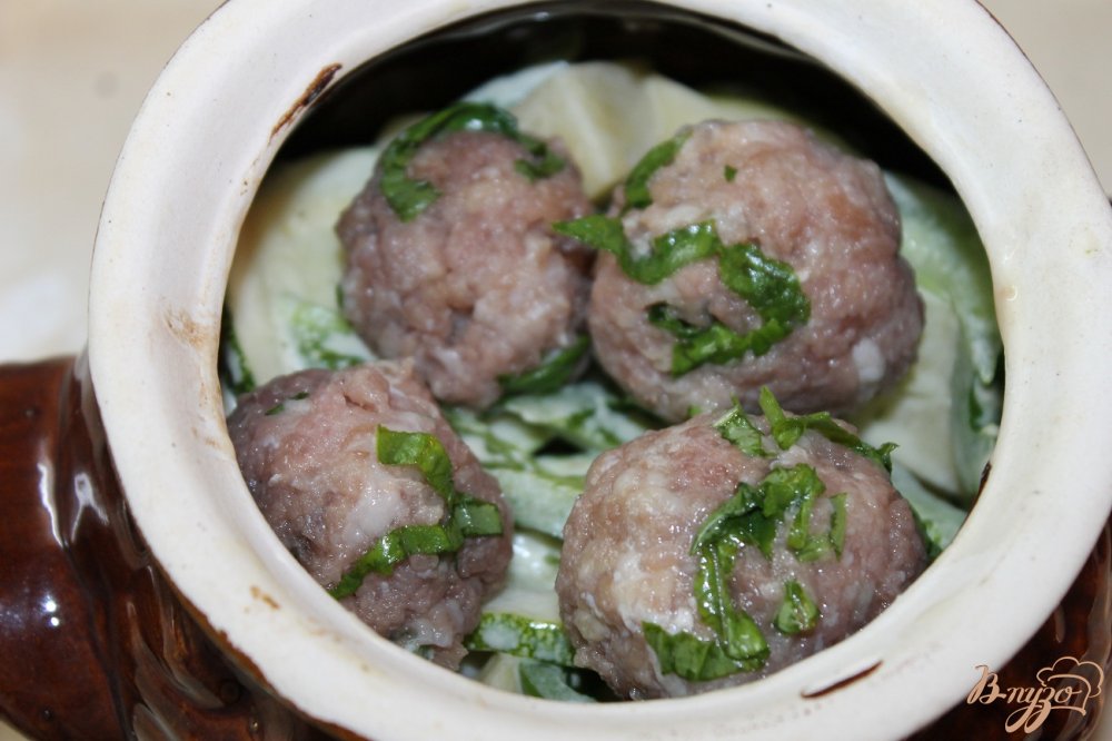 Запеченный картофель в горшочке из кабачком и фрикадельками Запеченный картофель в горшочке из кабачком и фрикадельками