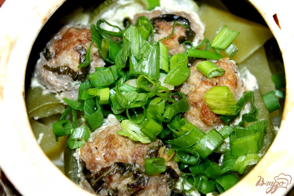 Запеченный картофель в горшочке из кабачком и фрикадельками Запеченный картофель в горшочке из кабачком и фрикадельками