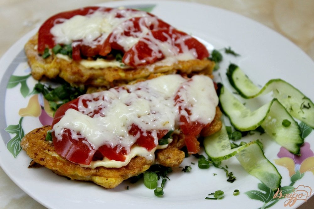 Куриная отбивная в сырном кляре из помидорами и моцареллой Куриная отбивная в сырном кляре из помидорами и моцареллой