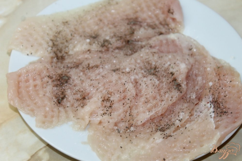 Куриная отбивная в сырном кляре из помидорами и моцареллой Куриная отбивная в сырном кляре из помидорами и моцареллой