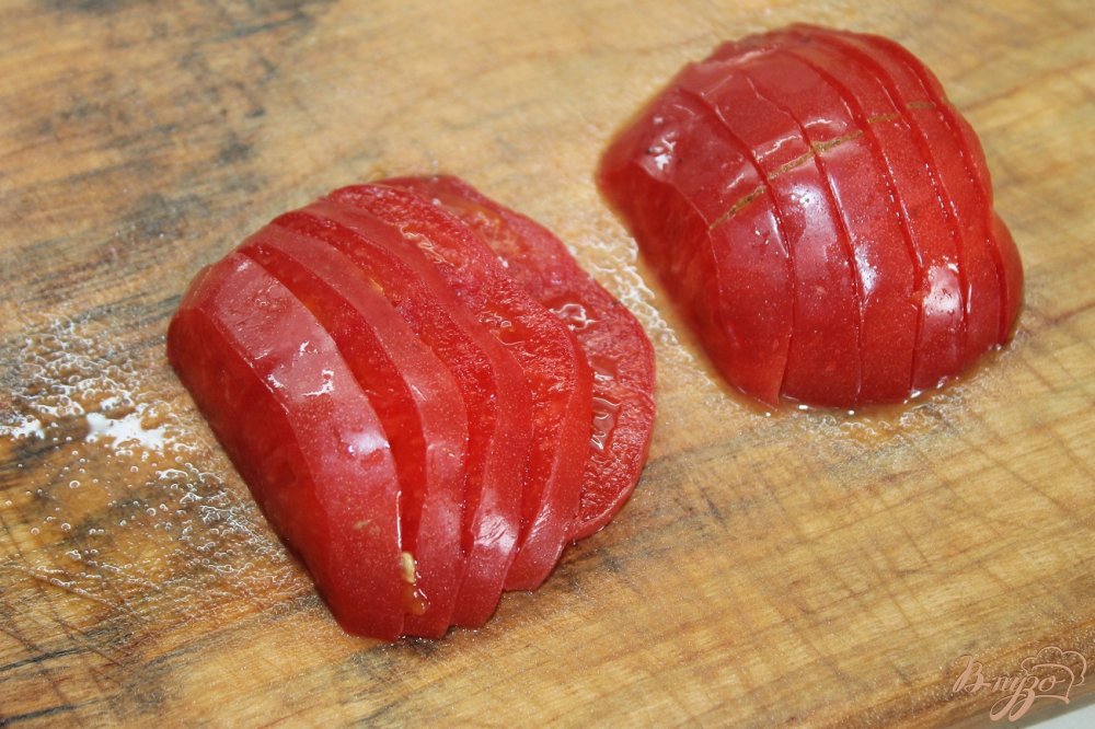 Куриная отбивная в сырном кляре из помидорами и моцареллой Куриная отбивная в сырном кляре из помидорами и моцареллой