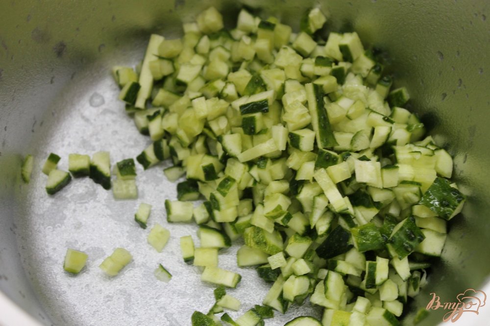 Окрошка на курином бульоне из куриным филе и копченой колбасой Окрошка на курином бульоне из куриным филе и копченой колбасой